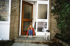 108621 Portret van Marjolein van Dusschoten met haar hond Tonny in de deuropening van hun huis Livingstonelaan 251 te ...